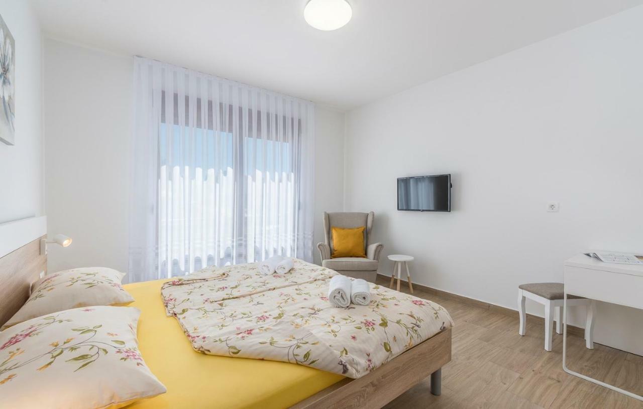 Apartments Hana In Funtana Εξωτερικό φωτογραφία